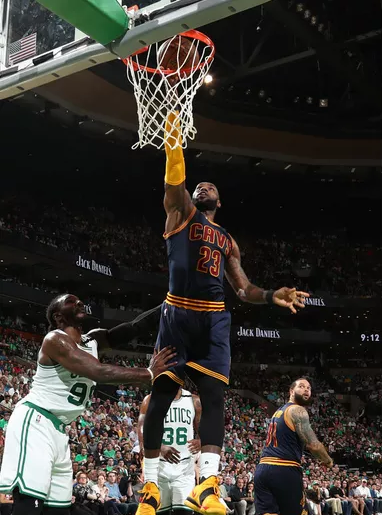 体育山东男篮：重回主场止颓势 本土球员挑大梁